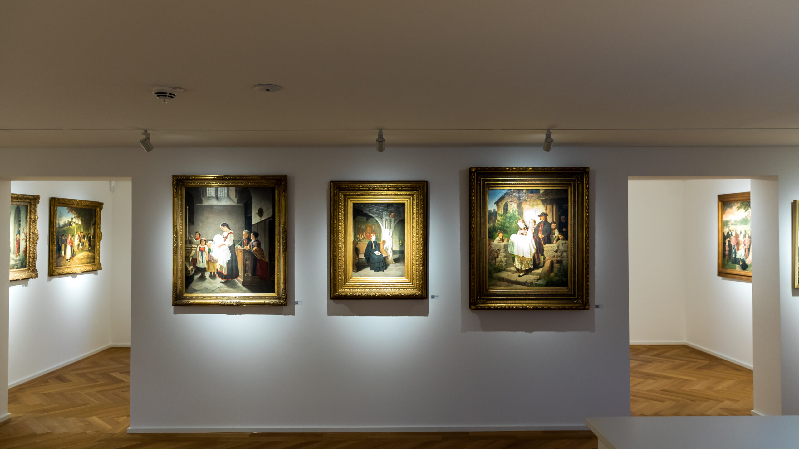 Museumsraum mit Bildergalerie
